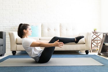 woman doing the best at-home core workout at home